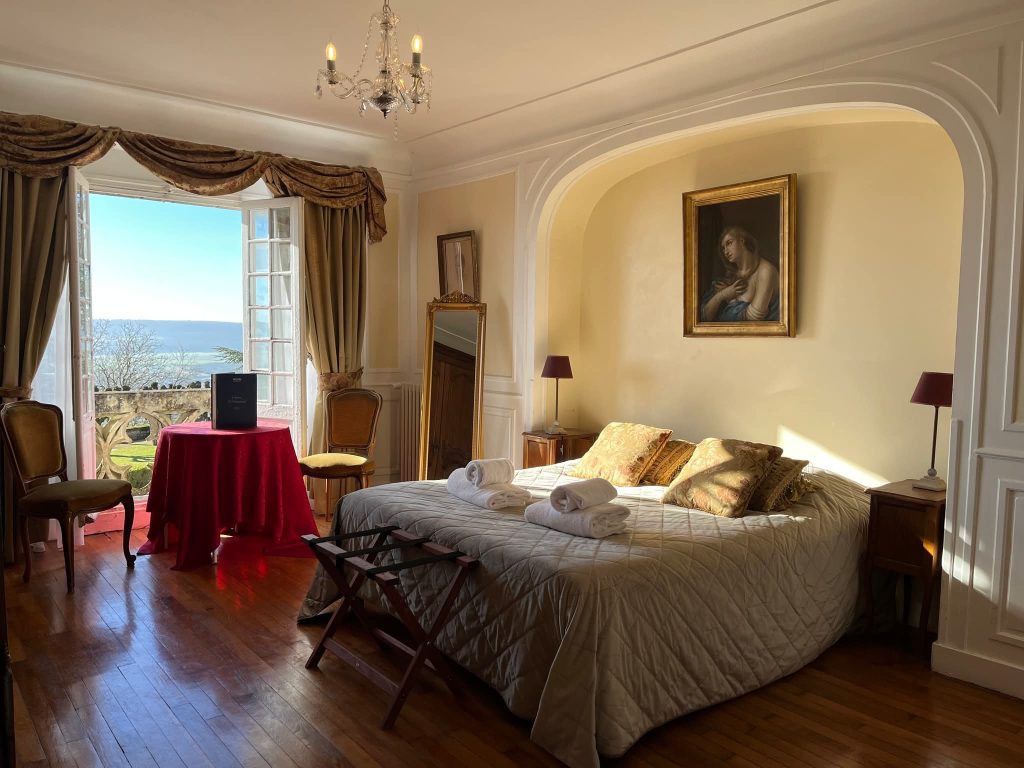 Elegant and Bright Suite with Breathtaking View of the Valley